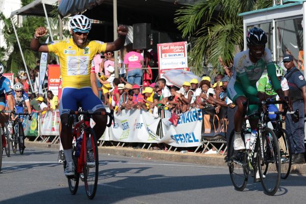 Laurent Mickaël triomphant à l'arrivée à Cayenne