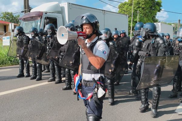 Forces de l'ordre (police, gendarmerie) en faction.