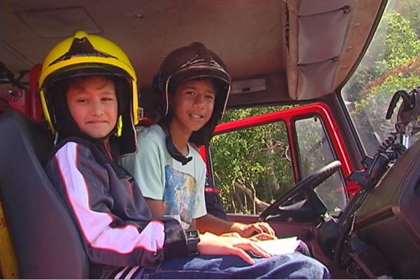 Enfants avec des casques de pompiers