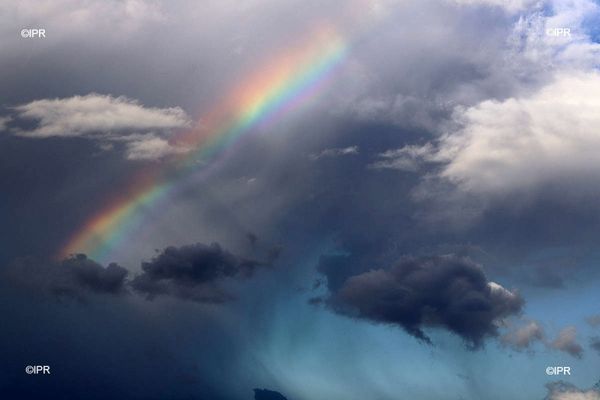 A la mi-journée, le ciel se charge progressivement, les nuages de développement diurne s'installent rapidement dans l’Est.