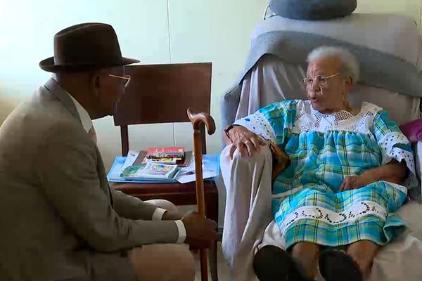 André, 102 ans, rend visite à Bernadette qui a fêté ses 108 ans