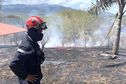 Un feu de brousse proche de maisons à Koné