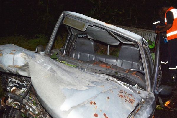 La carcasse du véhicule endommagé après sa chute dans la rivière Petit-Carbet