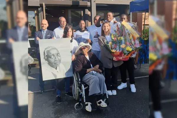 Maryse Condé entourée des lycéens de la Tourelle, à Sarcelles