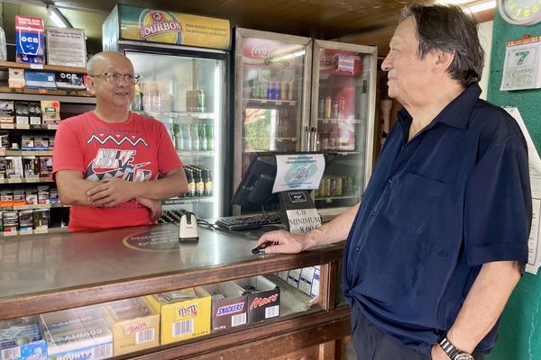 Indissociables de l’histoire de La Réunion, les "boutiques chinois", chers aux Réunionnais, sont des affaires de famille appelées à disparaître.