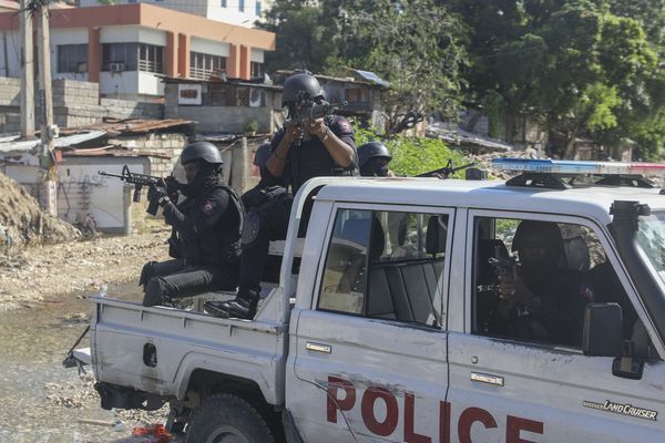 Des policiers patrouillant dans la zone lors d'un échange de coups de feu entre des gangs et la police à Port-au-Prince, en Haïti, le lundi 11 novembre 2024.