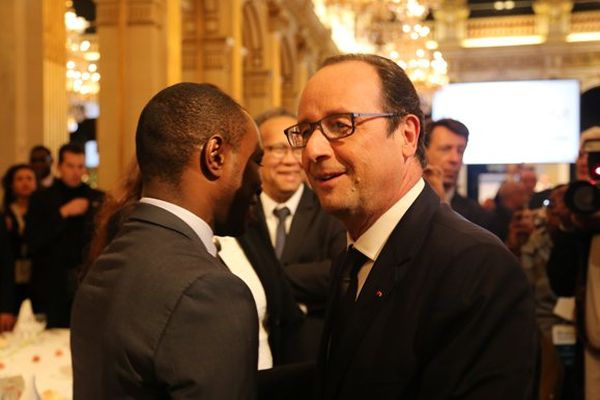 François Hollande glisse quelques mots à l'oreille du sénateur mahorais Thani Mohamed Soilihi