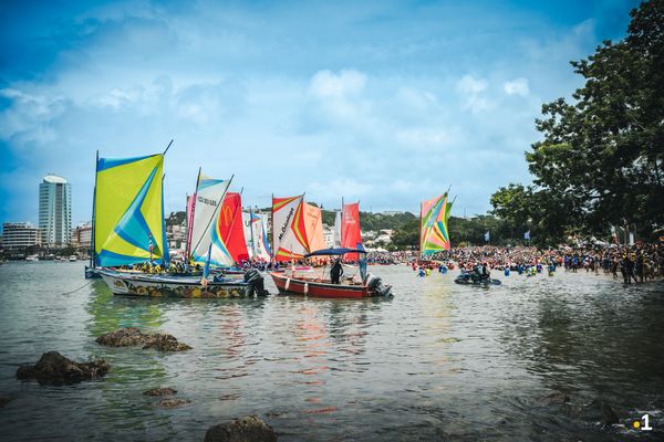 Le prologue du Tour au départ de la plage de la française à Fort-de-France.