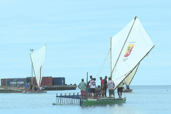 préparation des pirogues traditionnelles pour la course