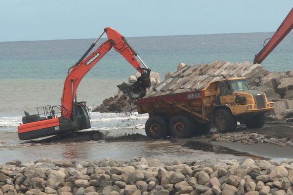 Les travaux de désensablement du port de Sainte-Marie ont commencé.