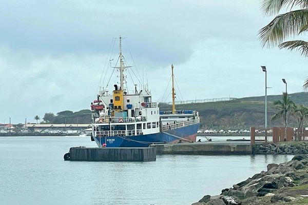 Le "Kokoo", navire cargo battant pavillon tanzanien, au quai FED de Nouméa, le 8 février 2025.