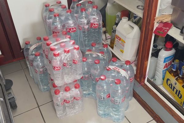 L'achat de packs d'eau, une nécessité suite à la tempête Ernesto