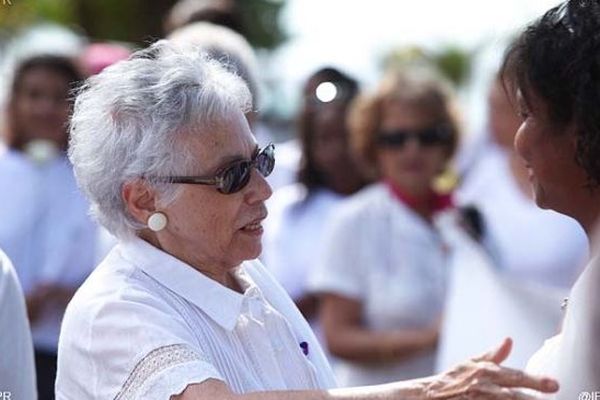 Thérèse Baillif décorée par Emmanuel Macron à La Réunion, jeudi 24 octobre.