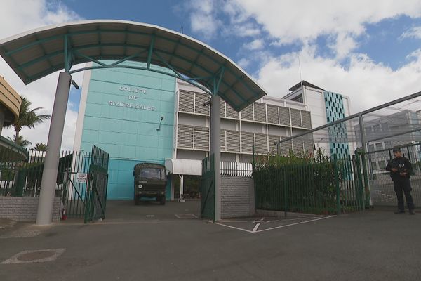 Entrée du collège de Normandie, à Nouméa.