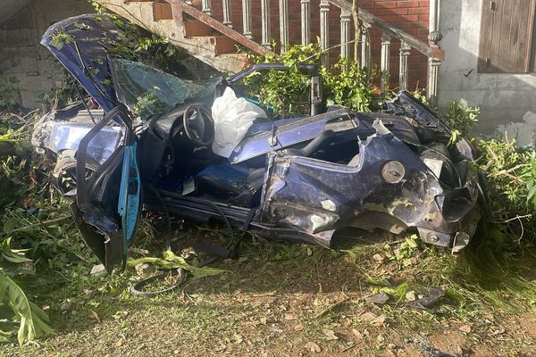 Une voiture s'est encastrée sous les escaliers d'une maison de Petit-Bourg