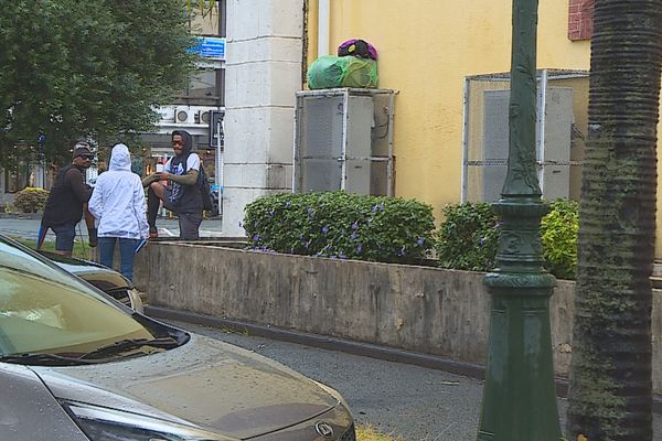 En pleine discussion avec des SDF devant la cathédrale désormais fermée au public en dehors des heures de culte.