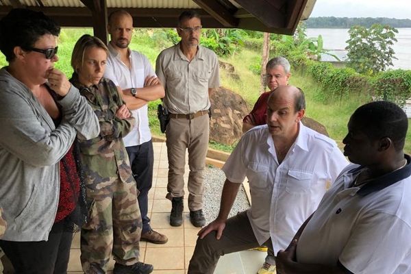 Le maire d'Apatou Paul Dolianki avec le sous préfet Yves Daraud