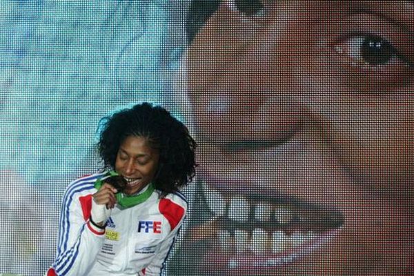 Maureen Nisima "savoure" sa médaille d'or obtenue à l'épée aux Championnats du monde d'escrime en novembre 2010 à Paris 