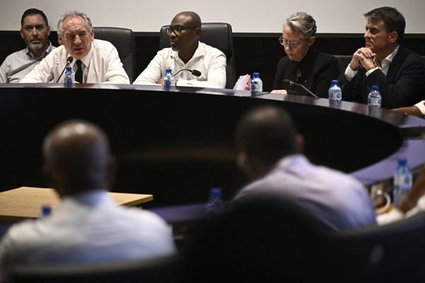 Le premier ministre annonce son plan "Mayotte Debout" aux élus mahorais.