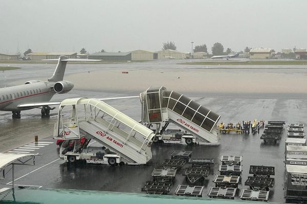 Le tarmac de l'aéroport de Tahiti Faaa en partie sous l'eau.