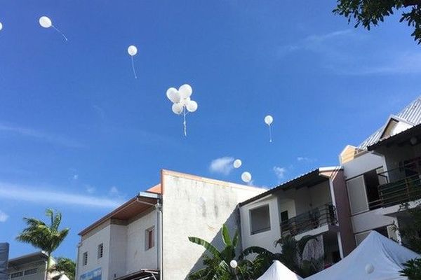 Lâcher de ballons blancs pour rendre hommage aux trois enfants tués par leur père à la rivière des galets au port obsèques 270319