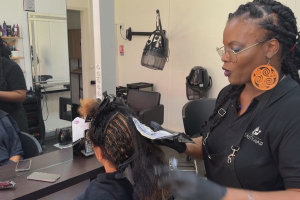 Les salons de coiffure ne chôment pas en cette période. Entre mèches, couleurs, brushing et coupe, les rendez-vous sont pris d’assaut.