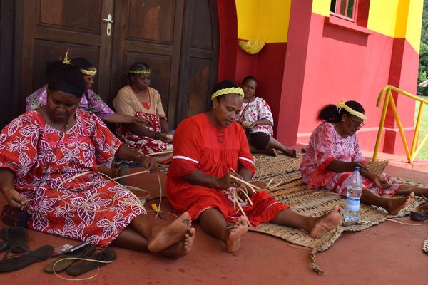 Journée de la femme 2020, atelier tressage de pandanus sur le porche de l'église d'Unia.