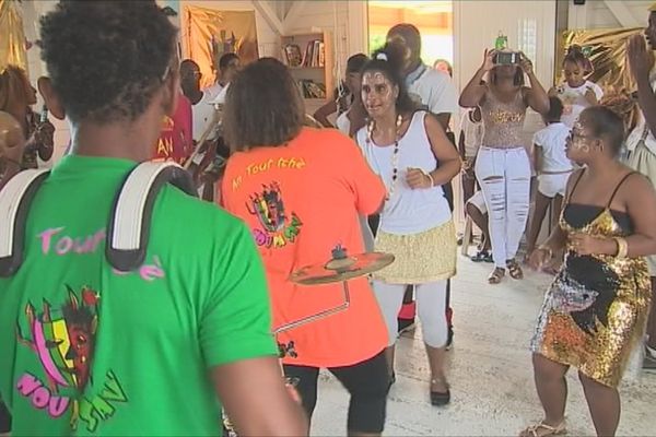  Les membres de l'association "Pays d'enfants Martinique" font vivre le carnaval  aux jeunes adultes en situation de handicap (27 février 2017).