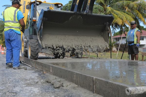 Rénovation de la route à Rangiroa.