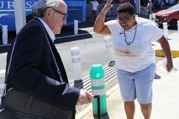 En colère, les salariés de la société Bourbon Bois sont allés accueillir leur patron à l’aéroport Roland Garros 