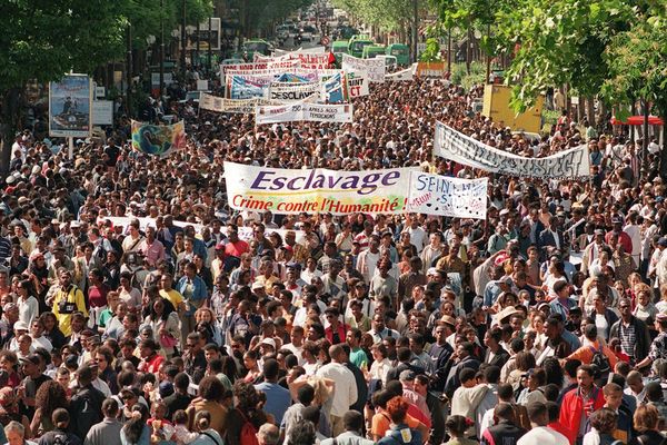 La marche du 23 mai 1998 réunit des dizaines de milliers de personnes à Paris