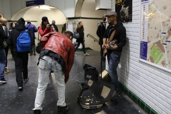 K Leaf chanteur de soul créole dans le métro