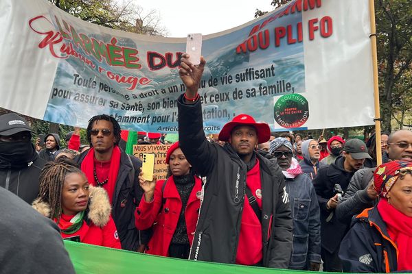 Une manifestation contre la vie chère Outre-mer a lieu à Paris, de la place Denfert-Rochereau au ministère des Outre-mer, dimanche 3 novembre 2024. Dans le cortège, le Martiniquais Rodrigue Petitot, un des leaders du RPPRAC.