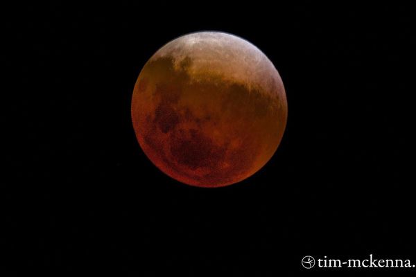 Eclipse de lune, depuis Tahiti. 14 04 2014. La palme des plus jolies photos revient certainement au grand photographe Tim McKenna, photo prise depuis Paea