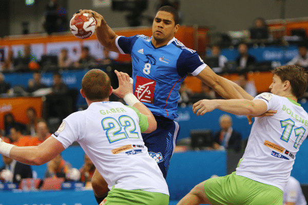 Le handballeur réunionnais Daniel Narcisse face aux Slovènes