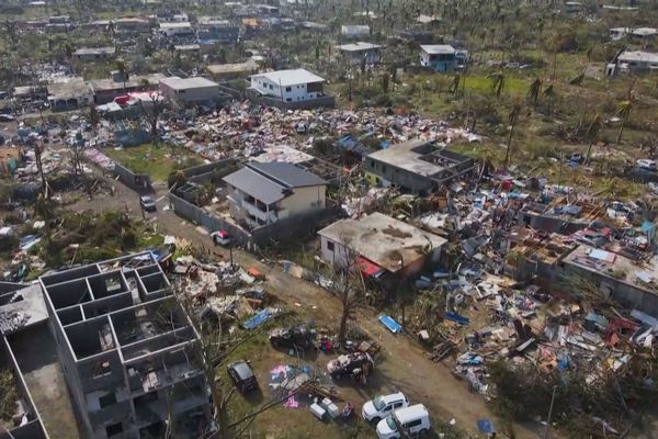 Une semaine après le cyclone dévastateur Chido, comment rebâtir un département tout entier ? Quelles erreurs ne pas reproduire ?