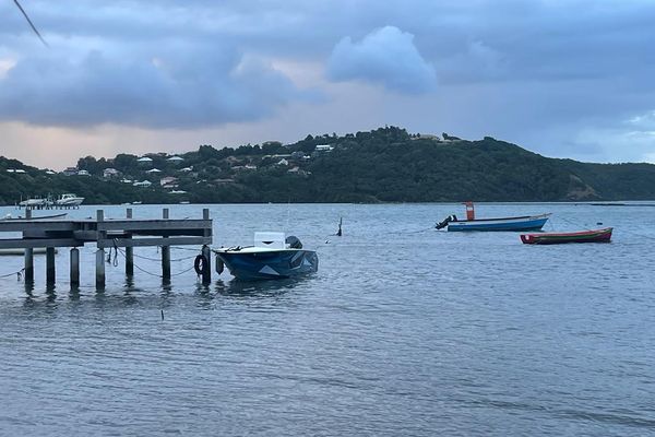 Le bateau qui a chaviré dans la baie du Robert le 18 janvier 2024.