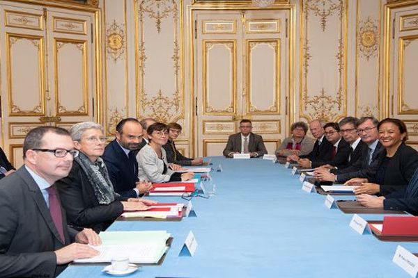 Remise du rapport sur l'amélioration de l'indemnisation des victimes des essais nucléaires à Matignon