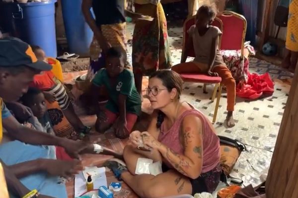 Sara, professeure à Kawéni, prodigue les premiers soins aux habitants qu'elle rencontre