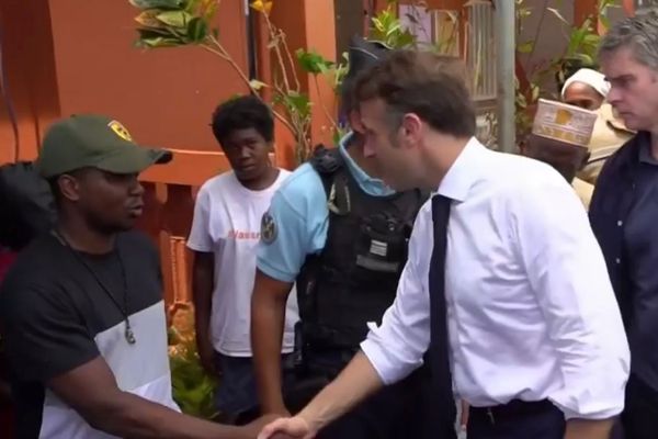 Le président Emmanuel Macron dans les rues de Tsingoni à Mayotte