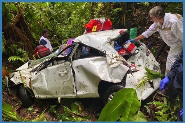 la conductrice est bloquée dans un ravin d'un dénivelé de 30 mètres sur la route de Morne-Rouge