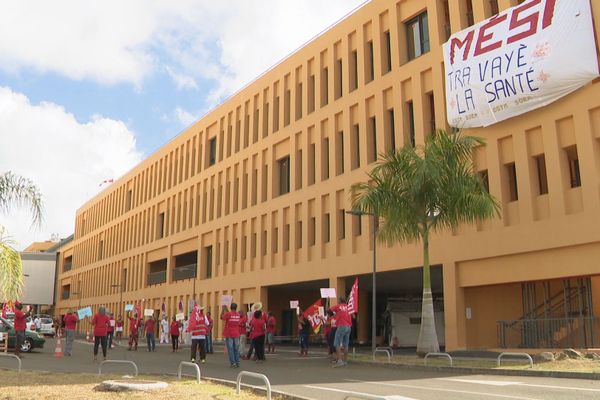 Manifestants devant hôpital