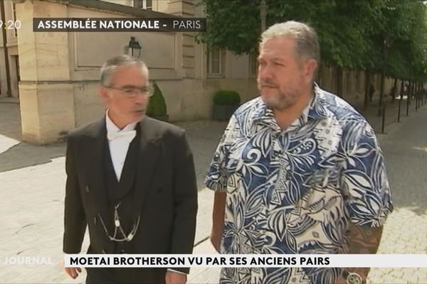 Le député Moetai Brotherson, lors de son entrée à l'Assemblée Nationale.