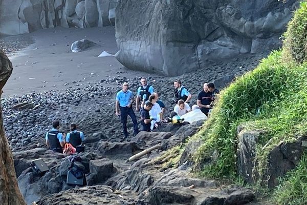 Saint-Joseph : au moins deux personnes emportées par les vagues à Ti Sable. Elles ont été sauvées par les secours