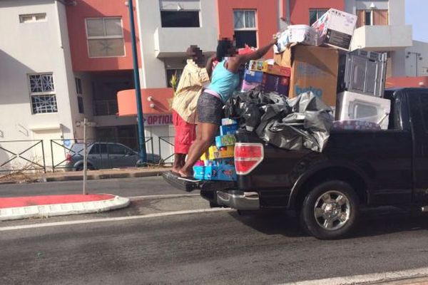 A Saint-Martin, les petits pilleurs face aux commerçants pour une prise de conscience