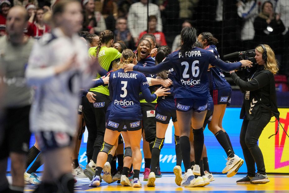 Mondial De Handball : Les Bleues, Invaincues, S'envolent Vers Les ...