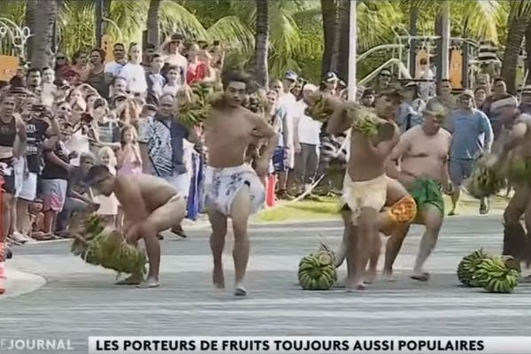 Heiva Tu'aro Maohi, course de porteurs de fruits 