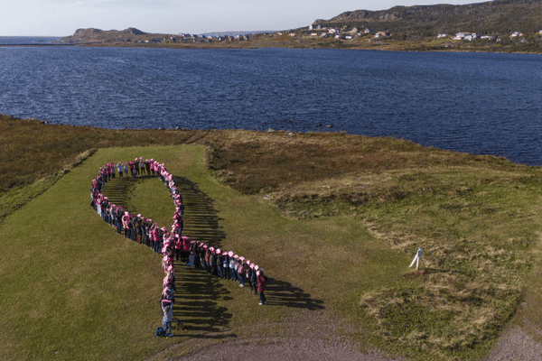 Une centaine de personne réunie à l'occasion de la marche rose.