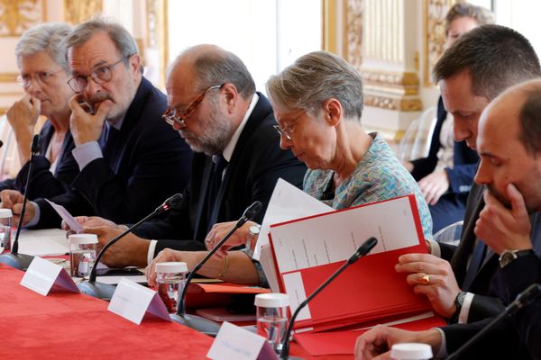 De droite à gauche, la Première ministre Elisabeth Borne, le garde des Sceaux Eric Dupond-Moretti et le ministre délégué aux Outre-mer Jean-François Carenco, lors du Comité interministériel de la sécurité routière, ce 17 juillet 2023.