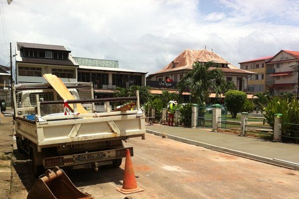 Les travaux sur les trottoirs au abords du marché de Cayenne